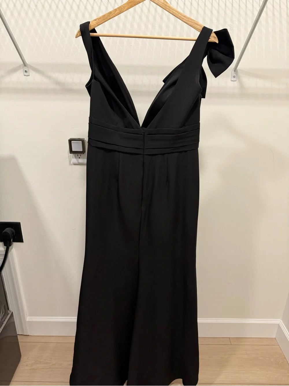 Mac Duggal Black One-Shoulder Bow-Detail V-Neck Gown - Picture 3 of 4